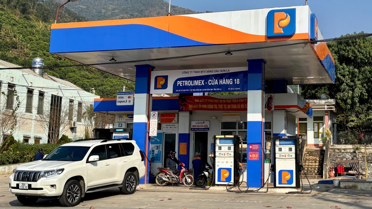 Cửa hàng số 18 - cây xăng phục vụ người dân và doanh nghiệp ở thị trấn Sông Mã.
Ảnh: Thu Thùy/VOV Tây Bắc