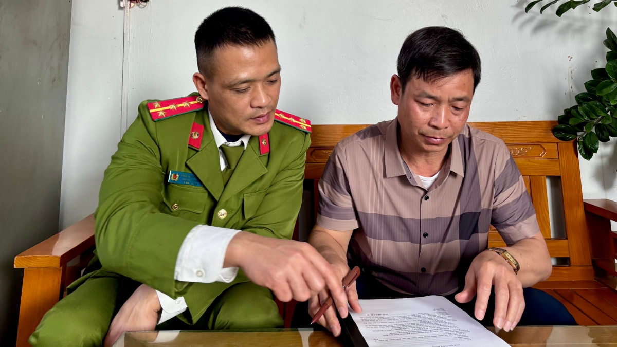 Cửa hàng trưởng cửa hàng số 18, thị trấn Sông Mã ký cam kết PCCC.
Ảnh: Thu Thùy/VOV Tây Bắc