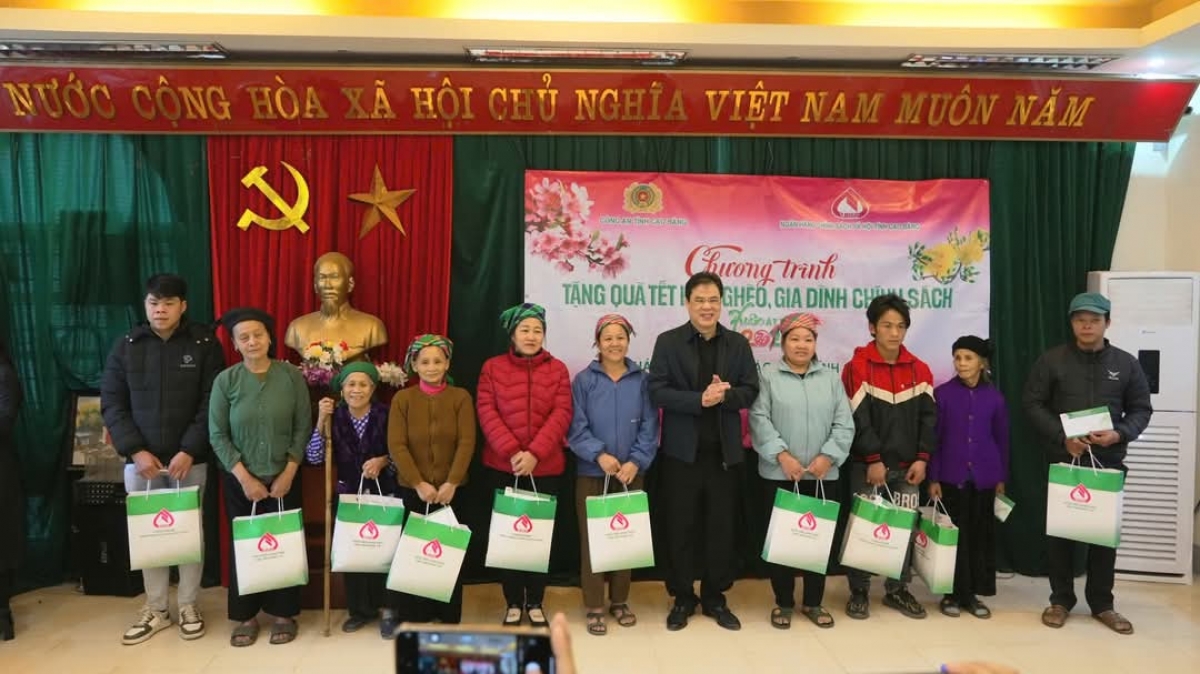 Đại tá Vũ Hồng Quang, Giám đốc Công an tỉnh Cao Bằng thăm, tặng quà
Tết Nguyên đán Ất Tỵ đồng bào xã Thái Học, huyện Bảo Lâm, Cao Bằng.
Ảnh: Công Luận/VOV Đông Bắc