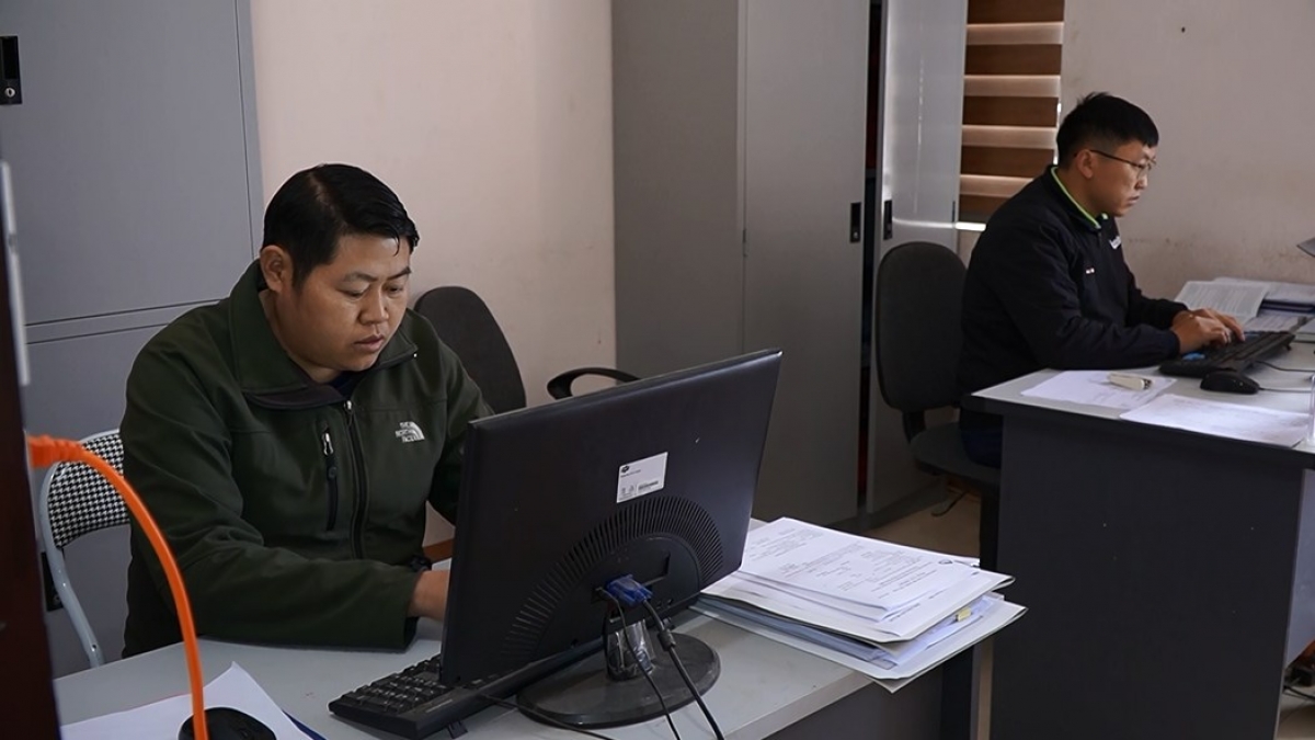 Dù ở vị trí nào, anh Lý A Dơ, Chủ tịch Hội Nông dân xã Hoàng Liên
xác định luôn thực hiện tốt nhiệm vụ được giao.
Ảnh: PV/VOV Tây Bắc