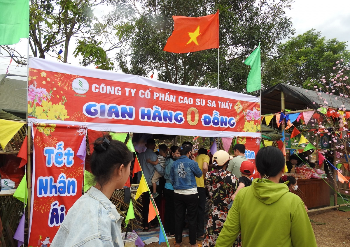 Gian hàng 0 đồng chăm lo Tết cho những gia đình hoàn cảnh khó khăn trên biên giới.