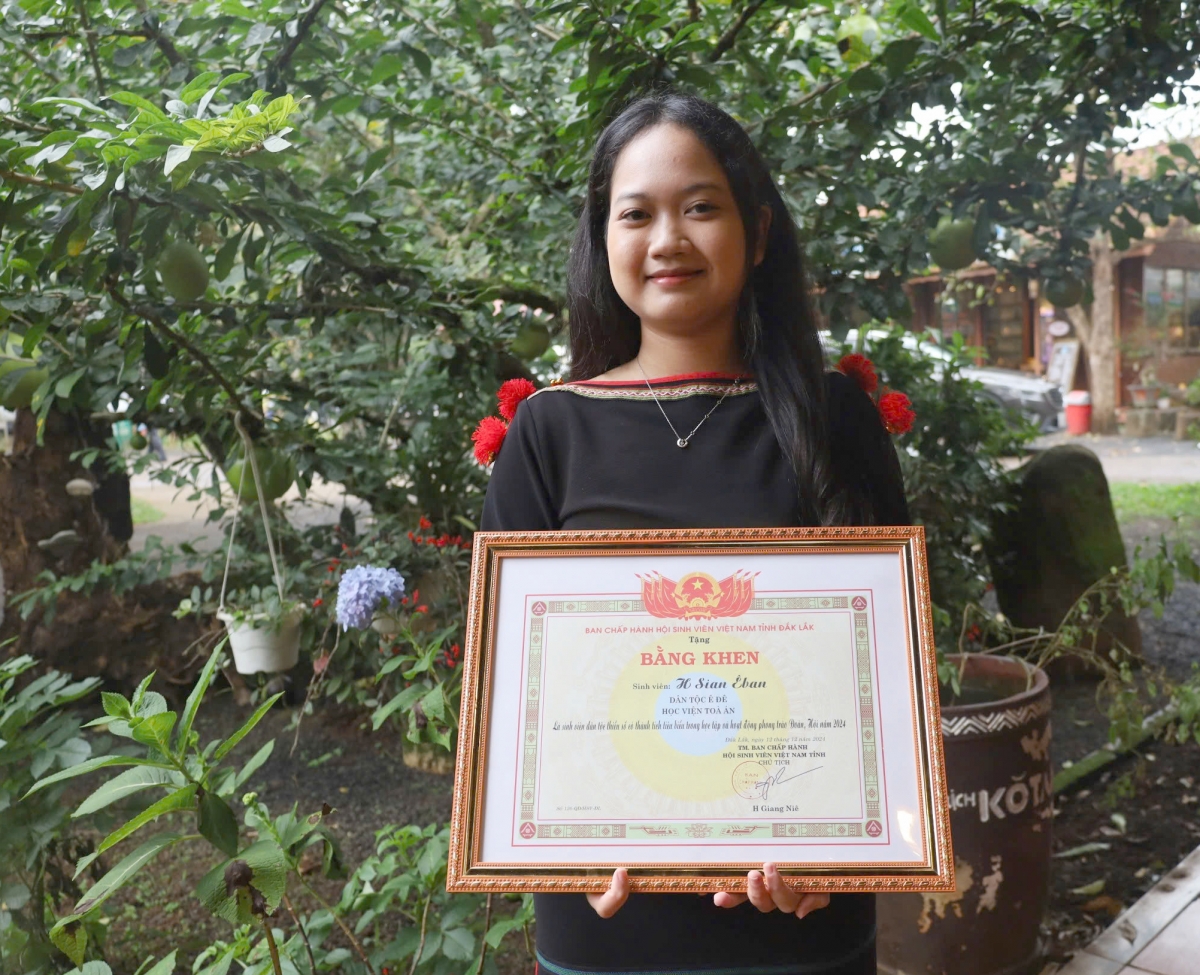 
H’Sian Êban hơpơi ‘meh gô jing 1 ‘nu luật sư