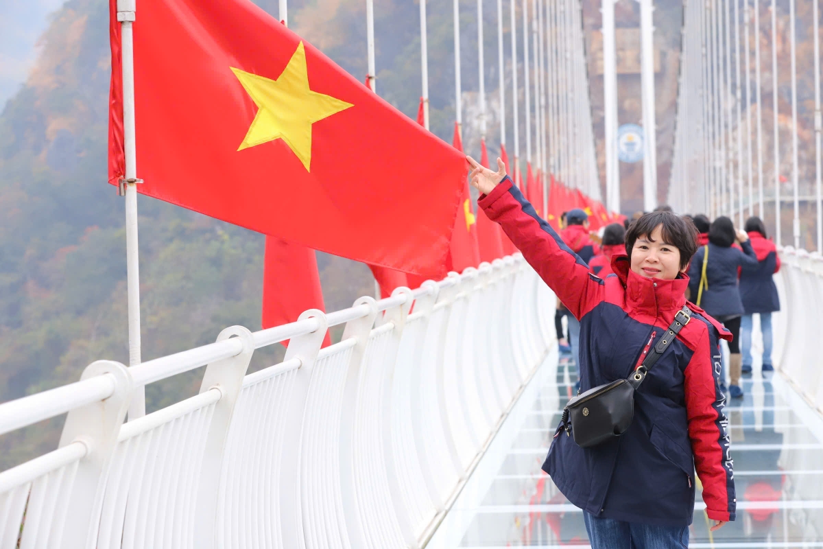 Trải nghiệm cầu kính Bạch Long.