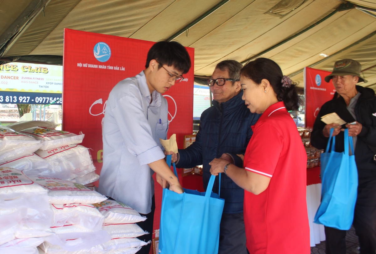 Hơn 55.200 phần quà Tết đã đến với người có hoàn cảnh khó khăn ở tỉnh Đắk Lắk.
Ảnh: H Xíu/VOV Tây Nguyên
