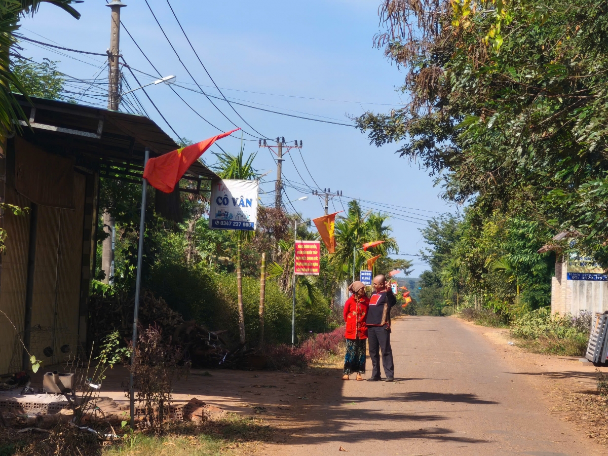 Khắp các ngả đường ở Cư Mgar đều rực rỡ cờ đỏ sao vàng.
Ảnh: Nam Trang/VOV Tây Nguyên
