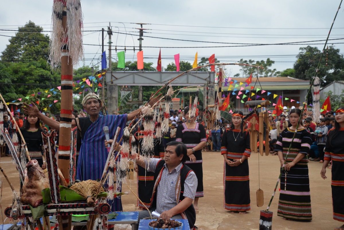 Krâ pơlê rơkâu xối khu xeăng gum ăm kuăn pơlê châ phâi tơtô, hơniâp ro