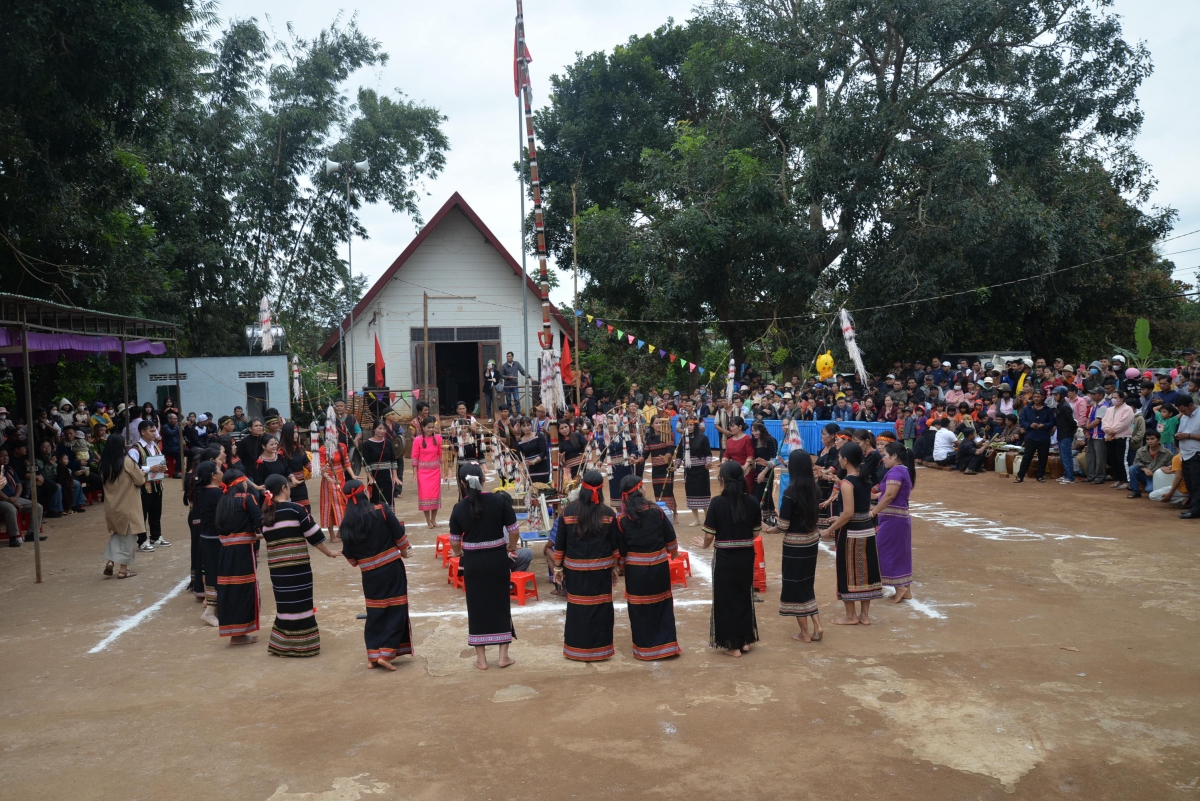 Mâu vâi droh, vâi rơtăm mơngế Rơteăng tôu chêng, rơngê ting ting ƀă kơhnhon xuăng
