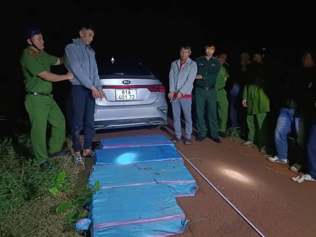 Lực lượng chức năng bắt giữ hai đối tượng vận chuyển số lượng lớn pháo trái phép
tại xã Ia Nan, huyện Đức Cơ, tỉnh Gia Lai.
Ảnh: Hoàng Qui/VOV Tây Nguyên