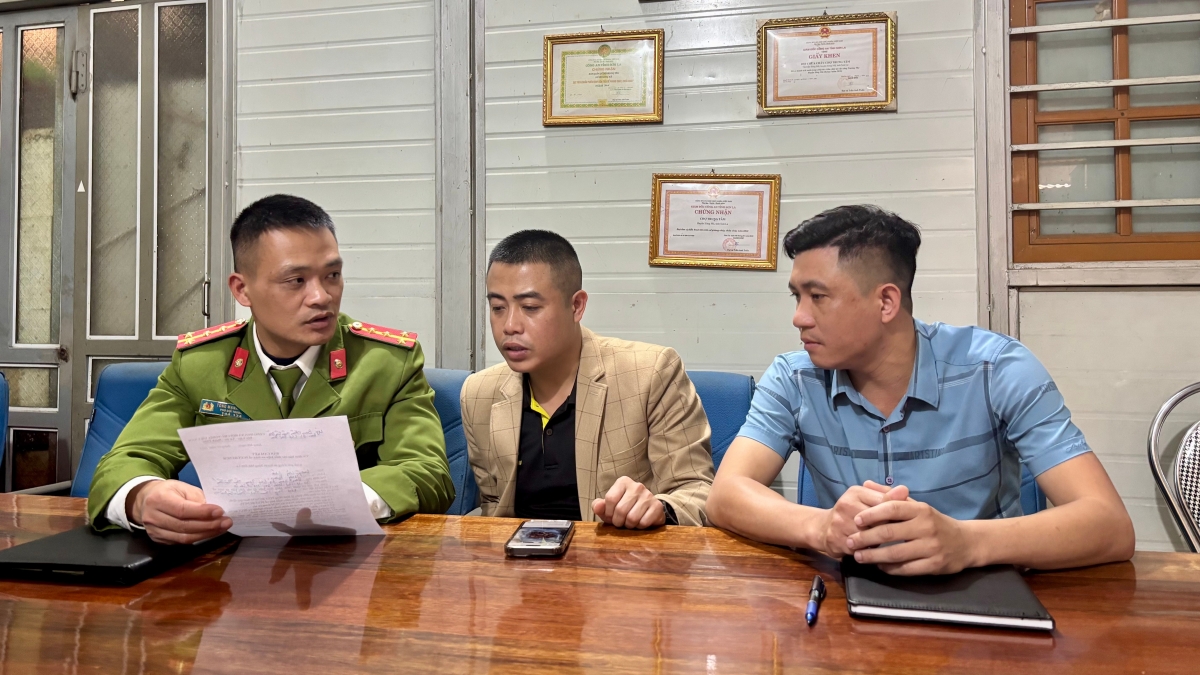 Lực lượng chức năng và đại diện BQL chợ Trung tâm thị trấn Sông Mã
phối hợp thông tin, tăng cường công tác PCCC tại chợ.
Ảnh: Thu Thùy/VOV Tây Bắc