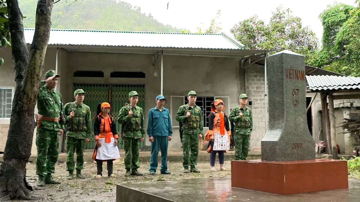 Lực lượng tuần tra bên cột mốc tại sân nhà người dân bản Hùng Pèng.
Ảnh: Khắc Kiên/VOV Tây Bắc