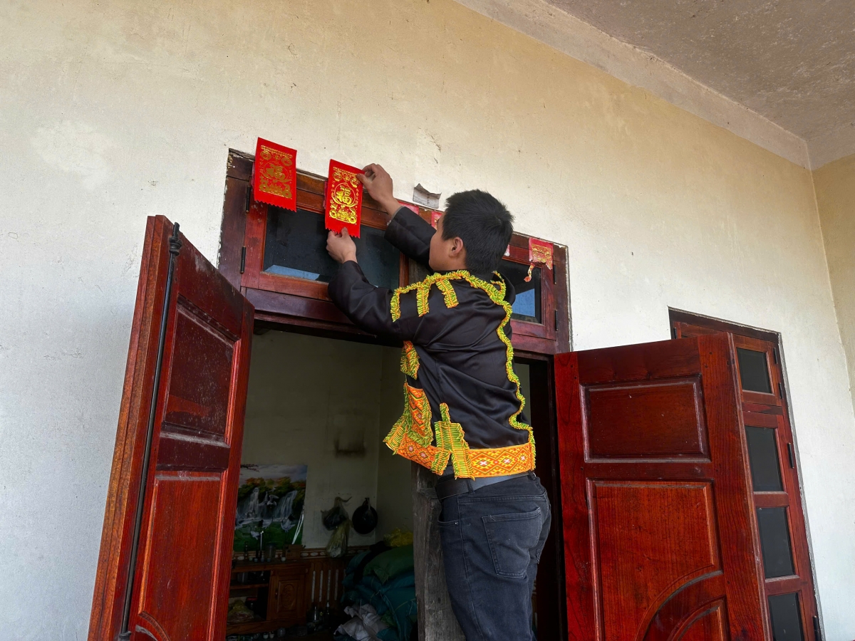 Năm mới, người Dao trên đỉnh Mẫu Sơn sẽ dán giấy đỏ lên chuồng trâu, chuồng lợn, chuồng dê, trước cửa nhà...
để với mong ước một năm may mắn và bình an.
Ảnh: Nguyễn Hoàng Duy Thái/VOV Đông Bắc