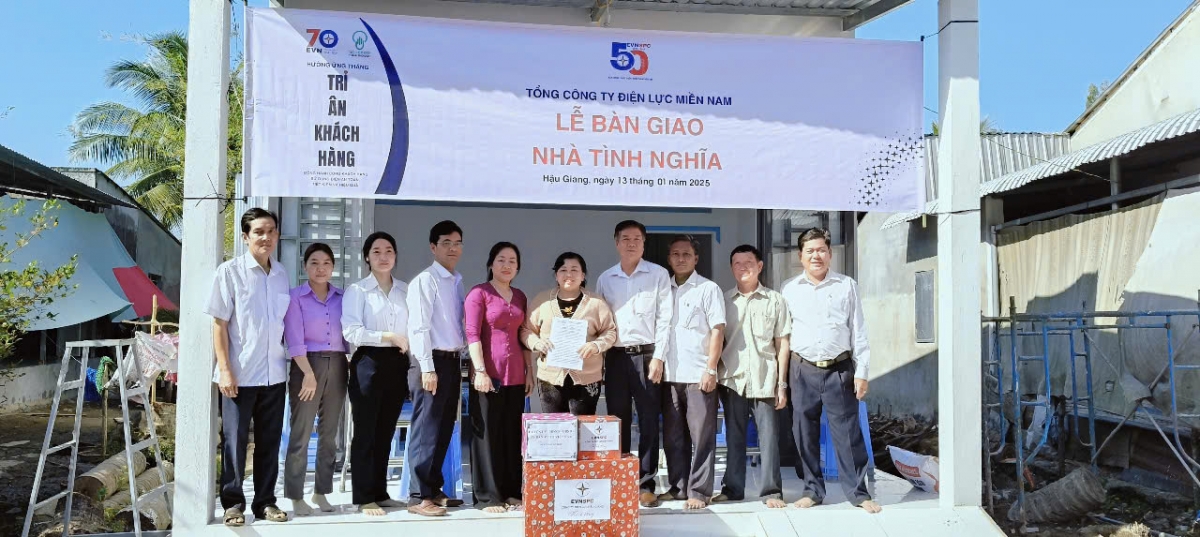 Người dân đón nhận căn nhà mới trong những ngày cận Tết.
Ảnh: Nguyễn Tấn Phong/VOV ĐBSCL