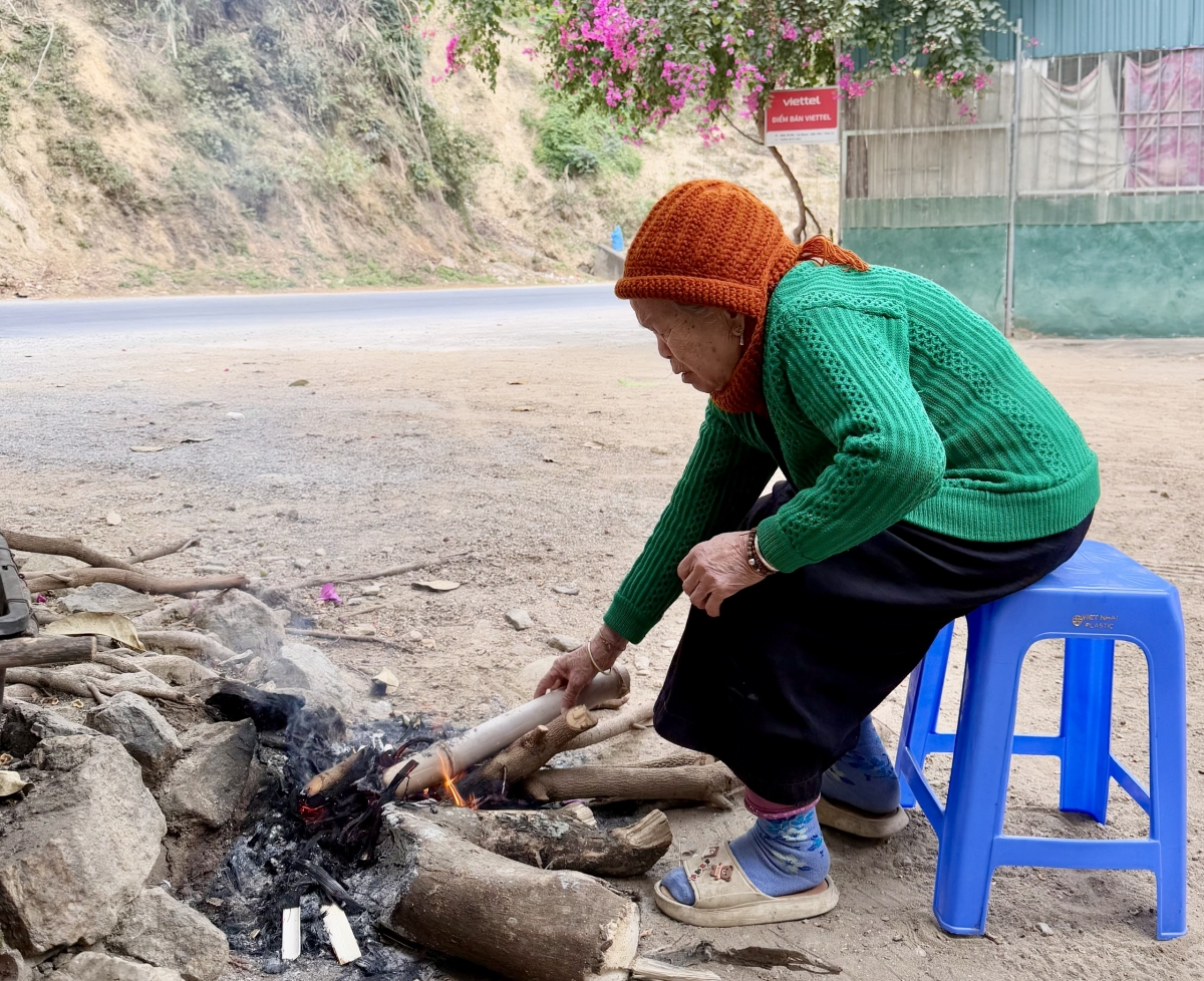 Người dân vùng cao Bắc Yên, Sơn La nhóm lửa sưởi ấm.
Ảnh: Lê Hạnh/VOV Tây Bắc