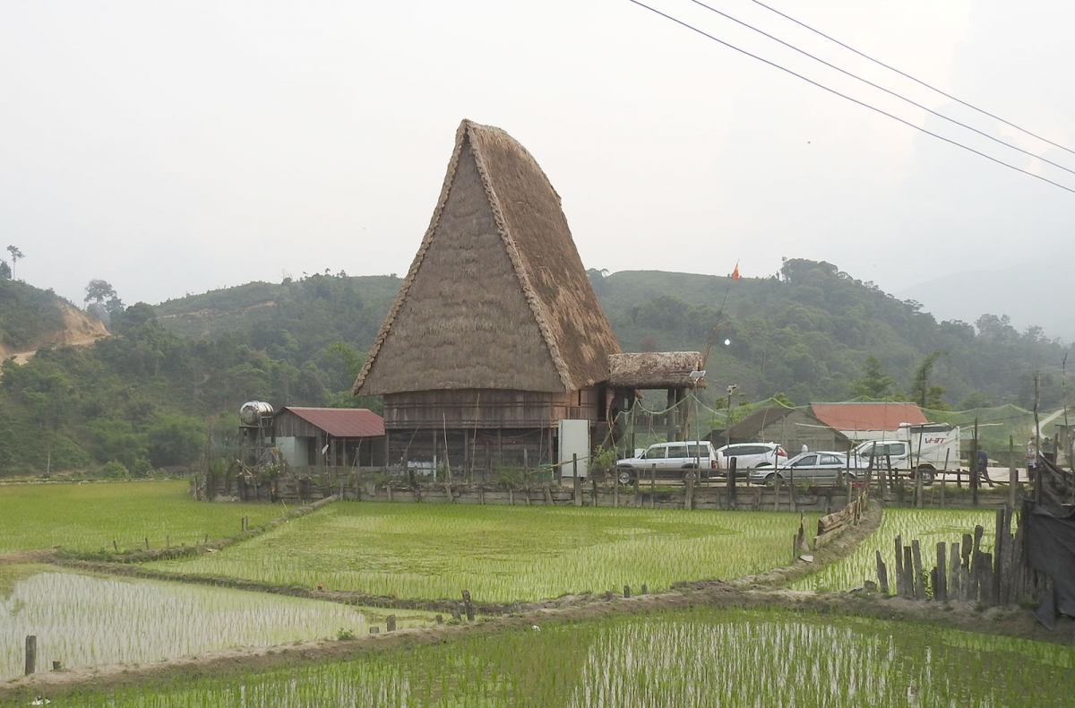 Nhà rông làng Vi Rơ Ngheo.