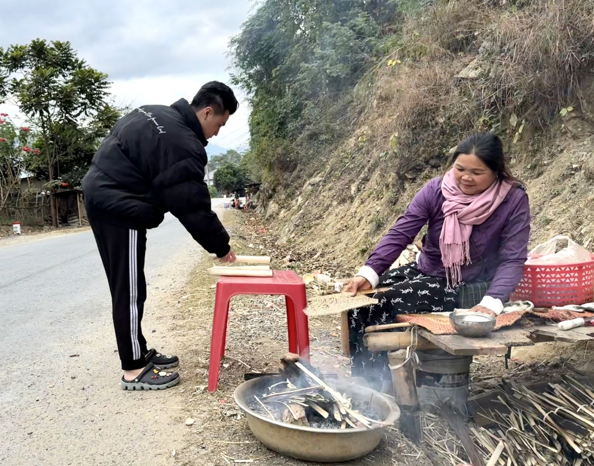 Những chậu than ấm nóng giữ ấm cho người dân mưu sinh ngày lạnh giá.
Ảnh: Lê Hạnh/VOV Tây Bắc