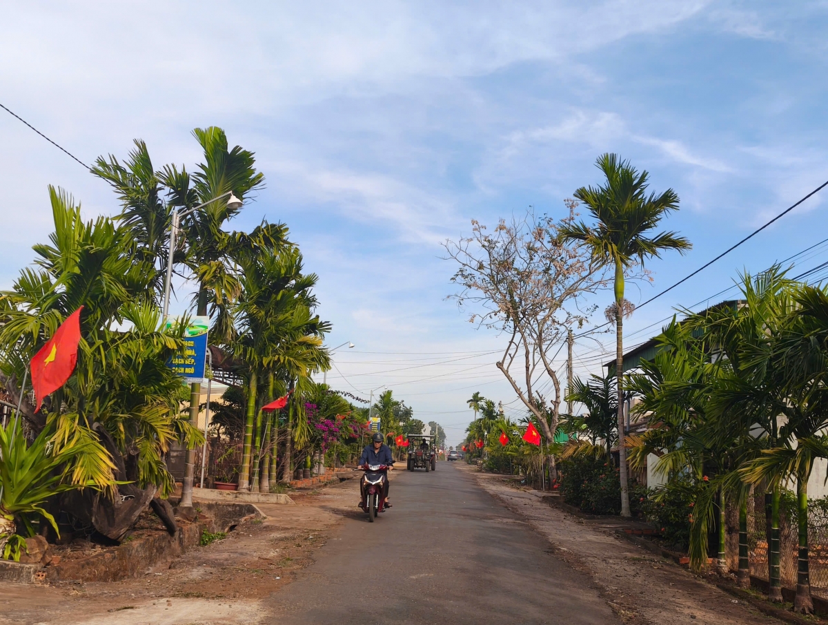 Những đường cờ Tổ quốc ở huyện Cư Mgar đã góp phần khơi dậy niềm tự hào dân tộc,
thúc đẩy tinh thần thi đua phát triển kinh tế, văn hóa tại địa phương.
Ảnh: Nam Trang/VOV Tây Nguyên