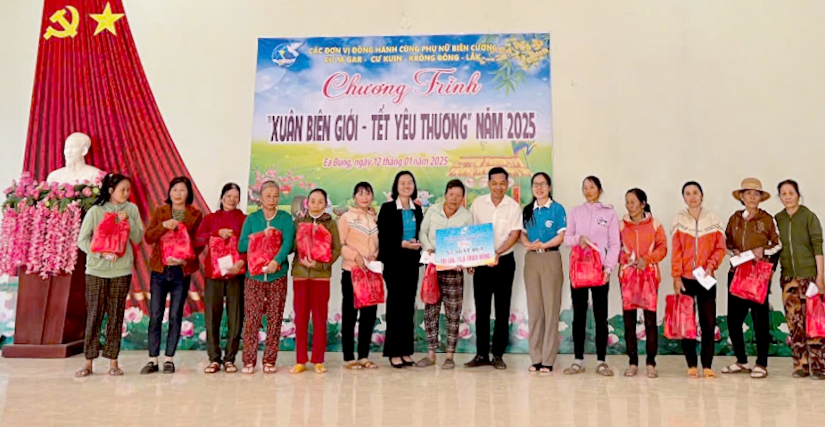 Những phần quà ý nghĩa đến với phụ nữ nghèo vùng biên giới.
Ảnh: H Xíu/VOV Tây Nguyên