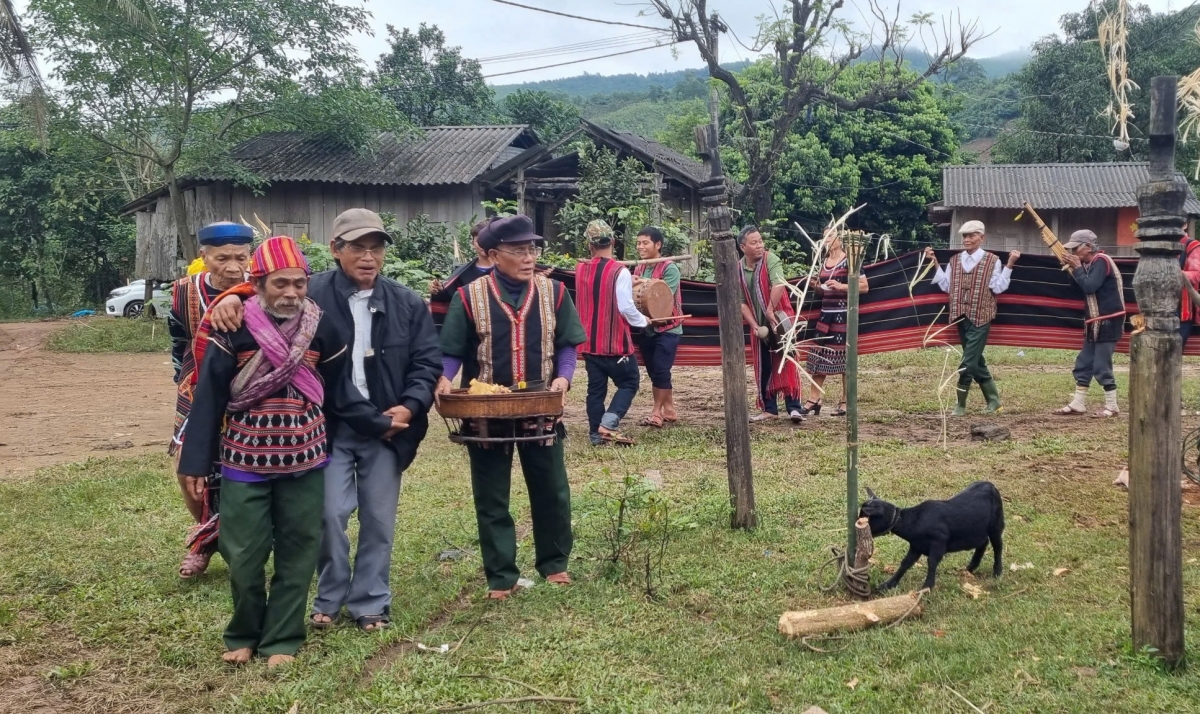 “Nối dây ân linh thần núi”, một lễ tục độc đáo của người Pa Kô