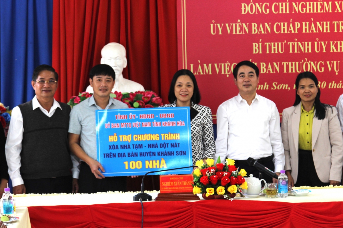 Ông Nghiêm Xuân Thành, Bí thư Tỉnh ủy Khánh Hòa (thứ 2 từ phải sang) trao bảng hỗ trợ
chương trình xóa nhà tạm, nhà dột nát tại huyện miền núi Khánh Sơn.
Ảnh: Thái Bình/VOV Miền Trung