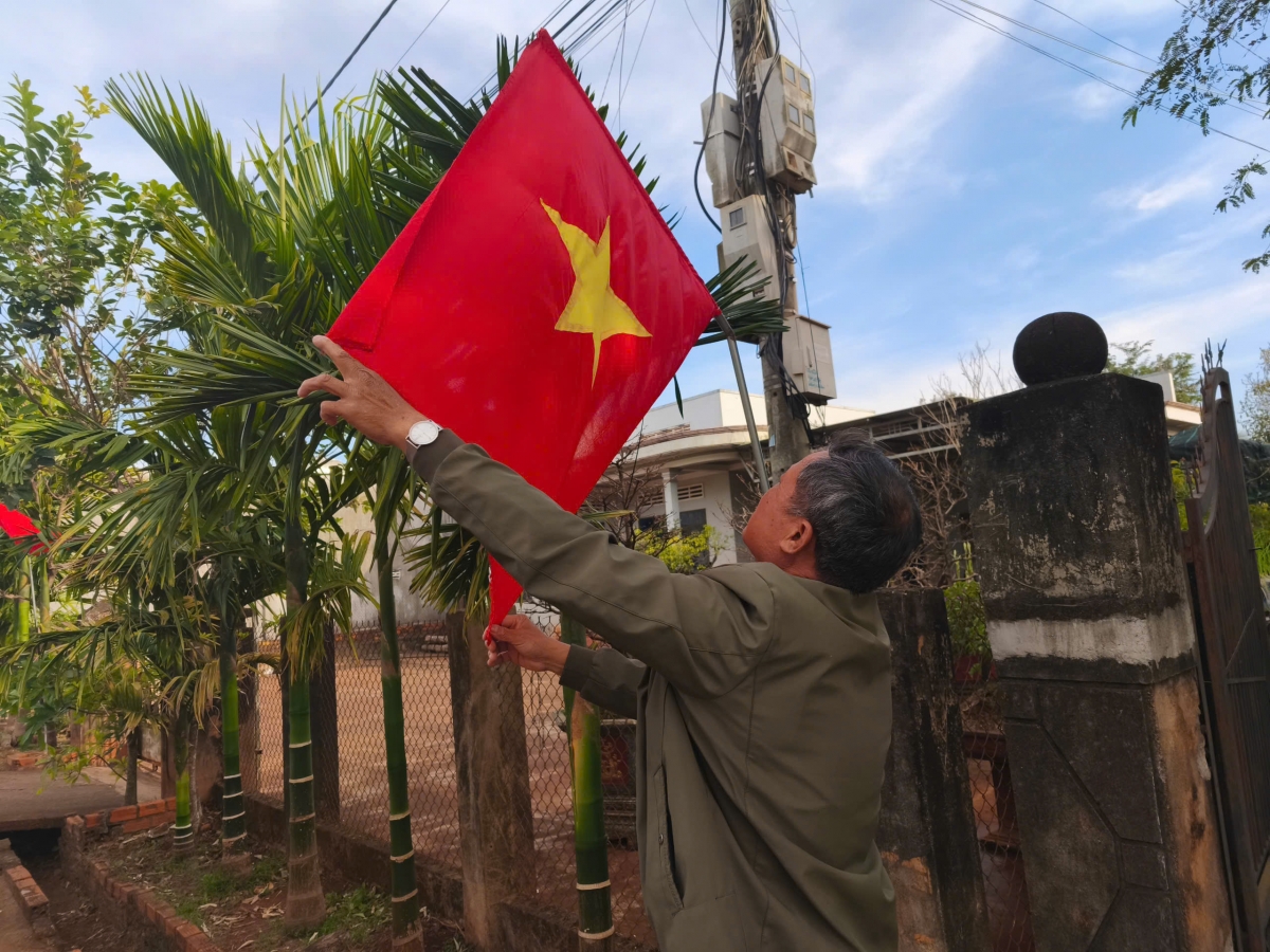Ông Nguyễn Tấn Chờ, trưởng thôn Tiến Thịnh, treo cờ
với tất cả sự trân trọng, niềm tự hào dân tộc.
Ảnh: Nam Trang/VOV Tây Nguyên