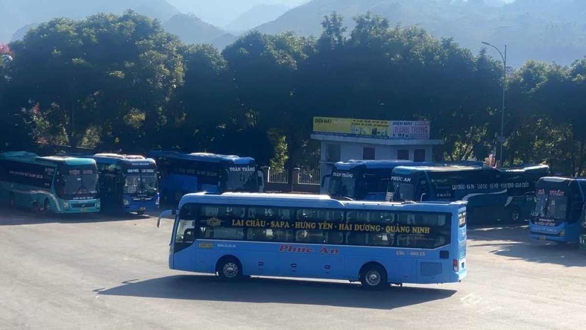 Phương tiện chở khách sẵn sàng phục vụ nhu cầu đi lại của nhân dân