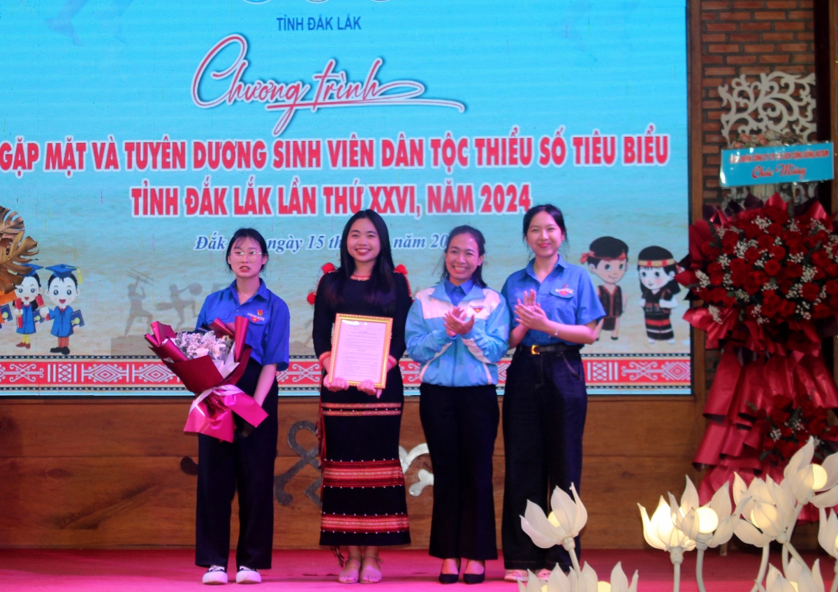 Pơjing Câu lạc bộ Tơdrong juăt ‘lơ̆ng đơ̆ng Sinh viên Đắk Lắk