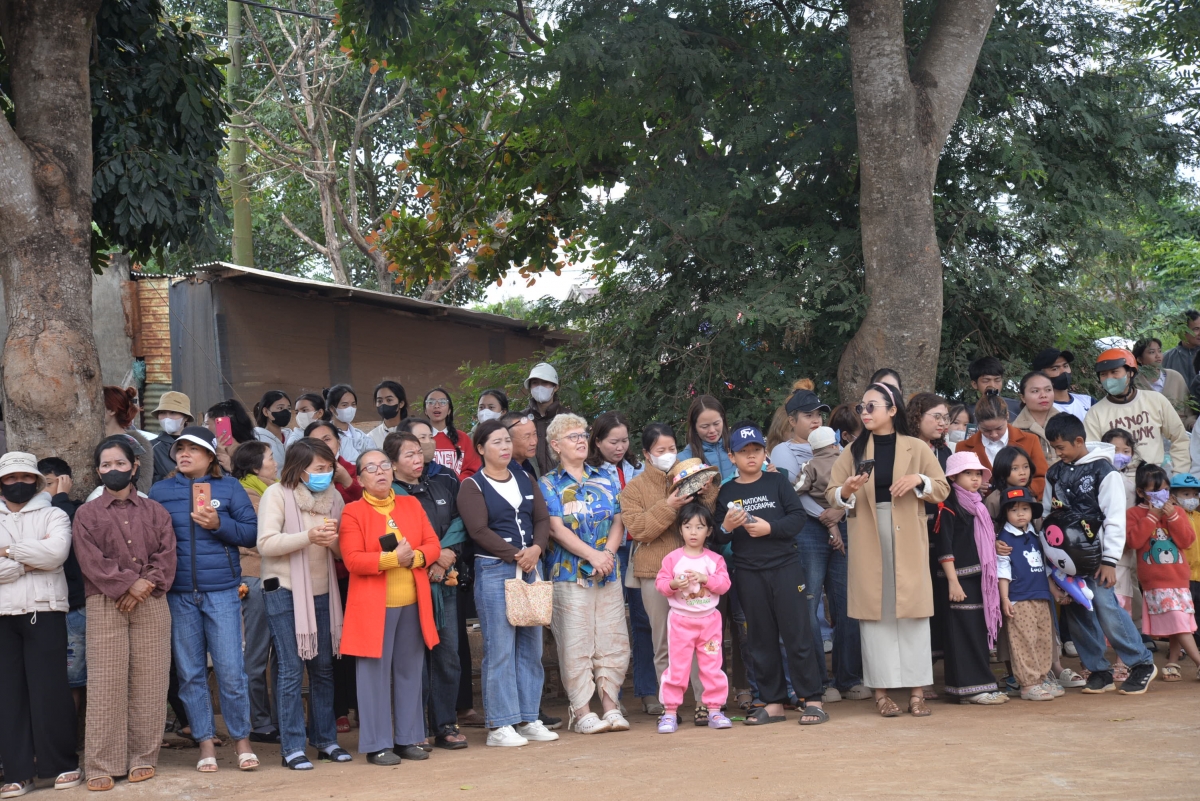 Những dịp như thế này, thường sẽ có rất đông du khách đến tham gia. Lễ cúng mừng lúa mới của buôn Kon H'ring thực sự đang trở thành sản phẩm du lịch tâm linh độc đáo, thu hút.