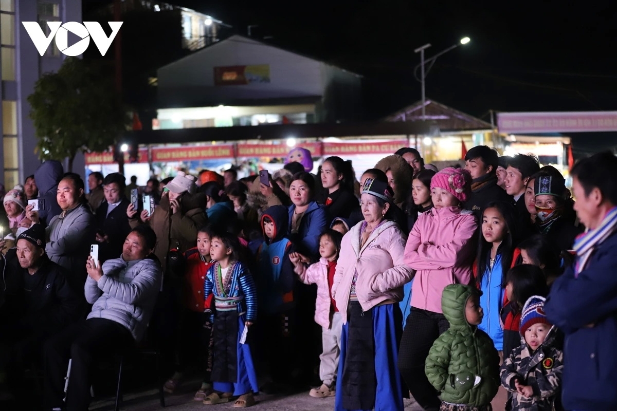 Đông đảo quần chúng nhân dân, du khách tới dự Lễ khai mạc.