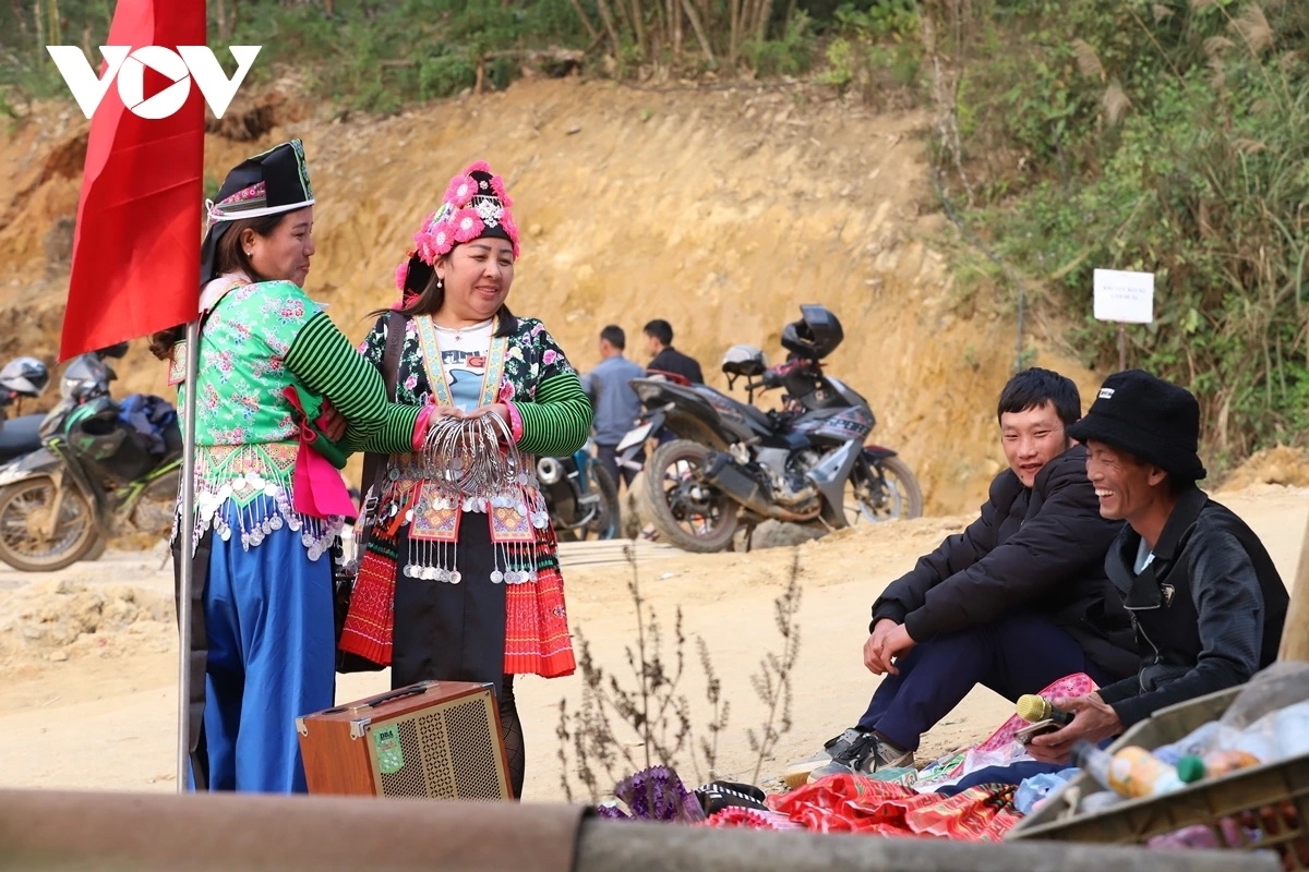 Đồng bào phấn khởi đi dự Hội.