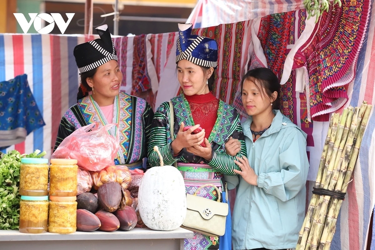Sản phẩm nông sản đặc sắc của địa phương được bày bán tại các gian hàng.
