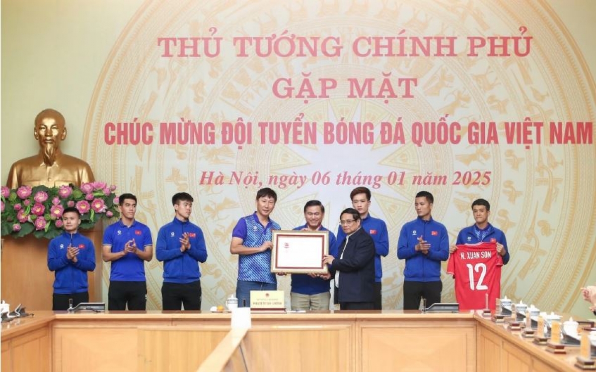 Ngế pro xiâm hnê ngăn tơnêi têa diâp Huân chương Lao động ối má 3 ăm 6 ngế kơtú ƀa long