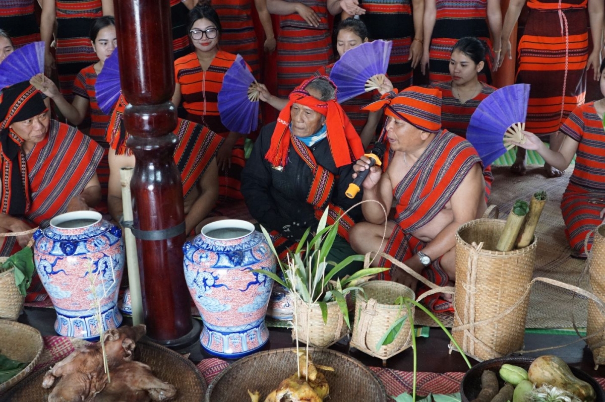 Vêh mơhno mơdĭng Aza Koonh