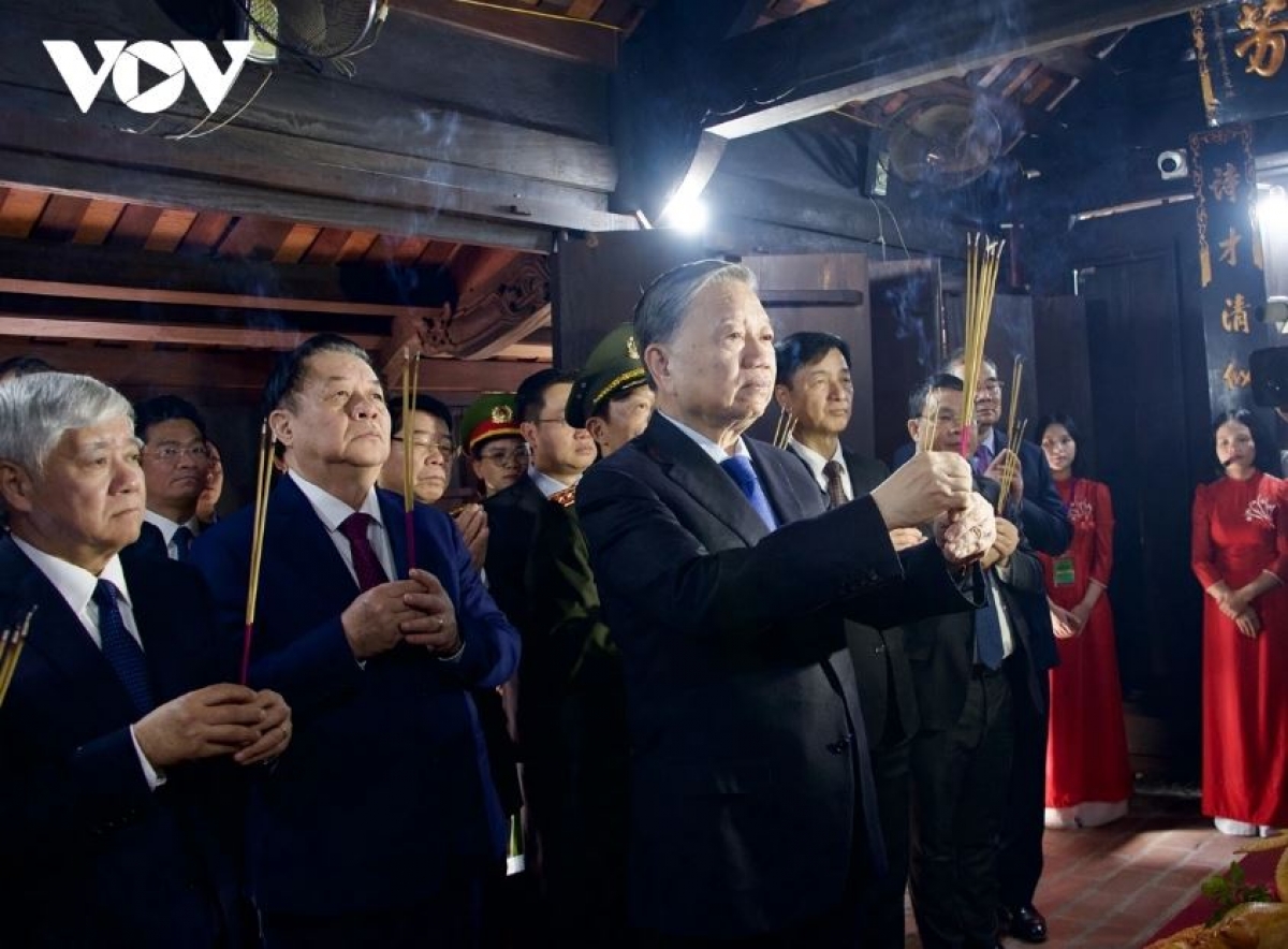 Khua git gai Ping gah ơi Tô Lâm tŭi ñang pơ Sang djă pioh gơnam Khua git gai Ping gah rơgŏm ơi Trường Chinh