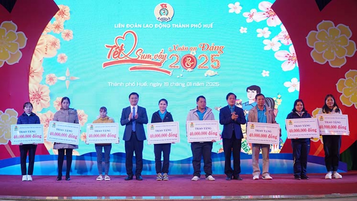 Trao tặng kinh phí xây dựng nhà Mái ấm công đoàn cho đoàn viên, người lao động có hoàn cảnh khó khăn