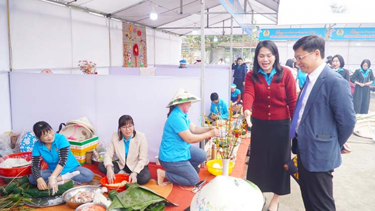 Phó Chủ tịch Thường trực UBND thành phố Huế Nguyễn Thanh Bình tham quan các hoạt động tại chương trình