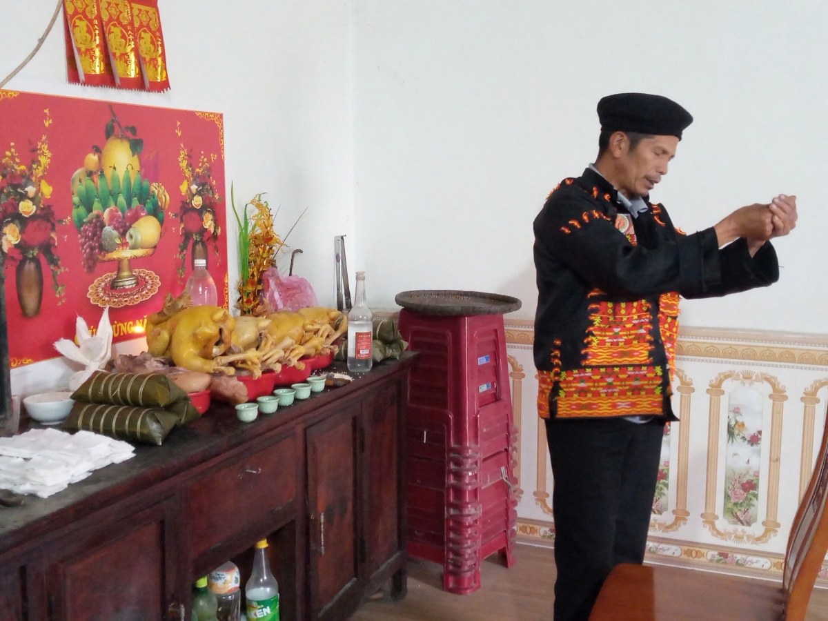 Thực hiện nghi thức cúng trong lễ Tết năm cũ tại 1 gia đình người Dao xã Công Sơn, huyện Cao Lộc, tỉnh Lạng Sơn.
Ảnh: Nguyễn Hoàng Duy Thái/VOV Đông Bắc
