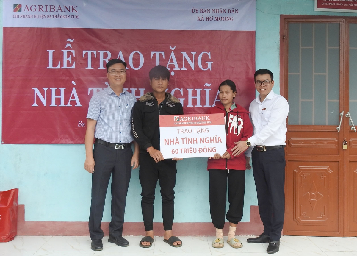 Trao nhà tình nghĩa và quà tặng hộ nghèo đón Tết
ở xã Hơ Moong, huyện Sa Thầy, tỉnh Kon Tum.
Ảnh: Nguyễn Khoa Điềm/VOV Tây Nguyên