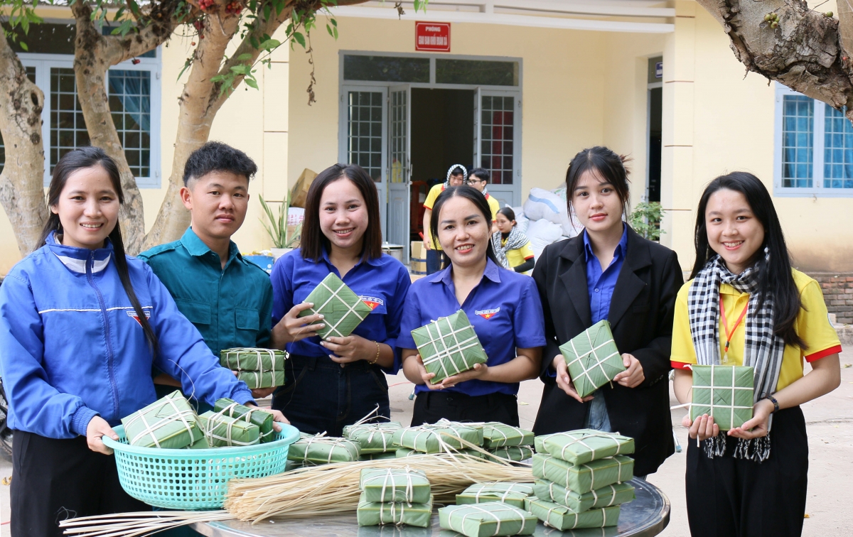 Với sự chung tay của các tổ chức, đoàn thể, không khí xuân đang đến với mọi gia đình ở Đắk Lắk.
Ảnh: H Xíu/VOV Tây Nguyên