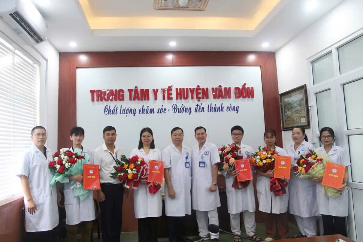 Nhờ chính sách thu hút nhân lực chất lượng cao, năm 2024, Quảng Ninh có hơn 60 bác sĩ
ở các lĩnh vực như nhi khoa, ngoại khoa, chẩn đoán lâm sàng
được tuyển dụng về tuyến xã, huyện, thành phố.
Ảnh: Vũ Thị Miền/VOV Đông Bắc