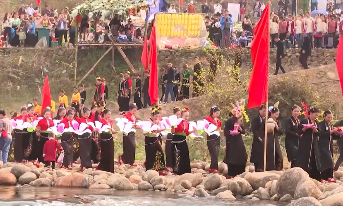 Mơdĭng Xòe dêi mơngế Thái a cheăm Bản Bo, tơring Tam Đường