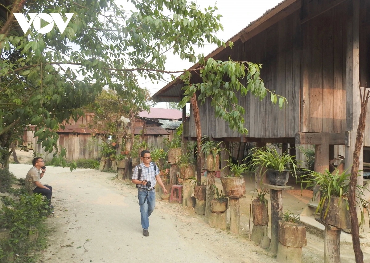 Du khách thích thú khám phá và trải nghiệm cuộc sống của người Xơ Đăng ở Vi Rơ Ngheo.