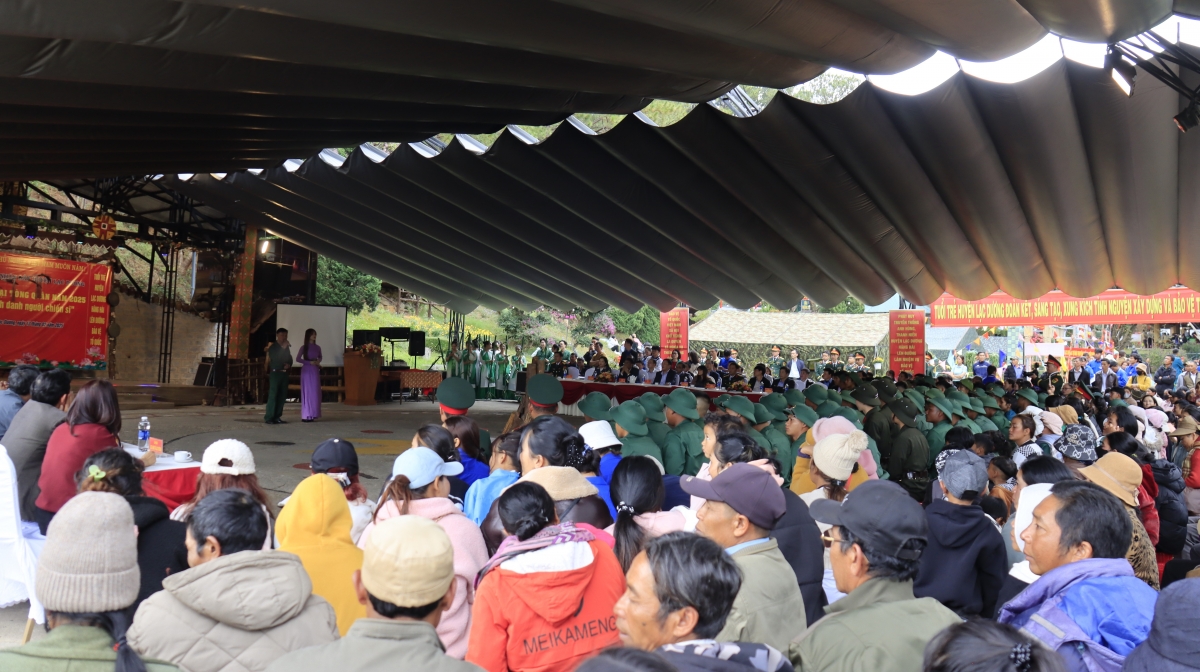 Hội trại tòng quân của huyện Lạc Dương, tỉnh Lâm Đồng diễn ra trong không khí rộn ràng, có sự tham dự của nhiều thân nhân, gia đình tân binh.