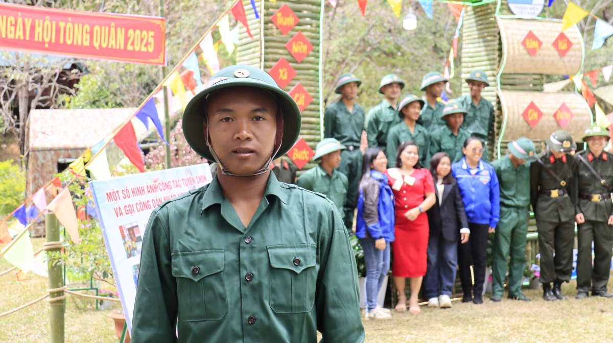Tân binh Lơ Mu Tha Ni, đảng viên 21 tuổi, người K’ho.