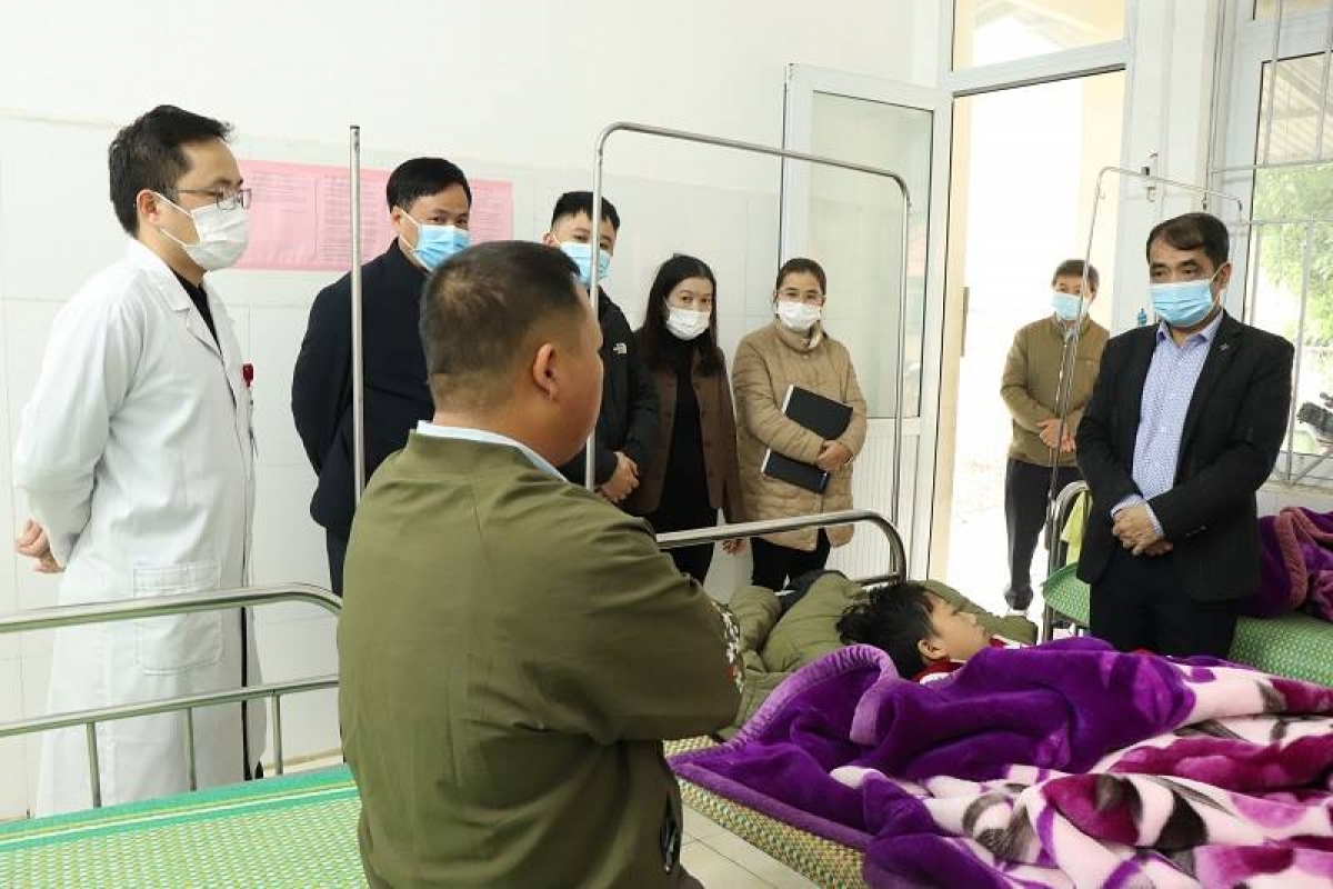 Lãnh đạo Sở Y tế Cao Bằng thăm bệnh nhân nghi mắc sởi đang điều trị tại Trung tâm y tế Hà Quảng (Ảnh Mai Hoa - Sở Y tế Cao Bằng)