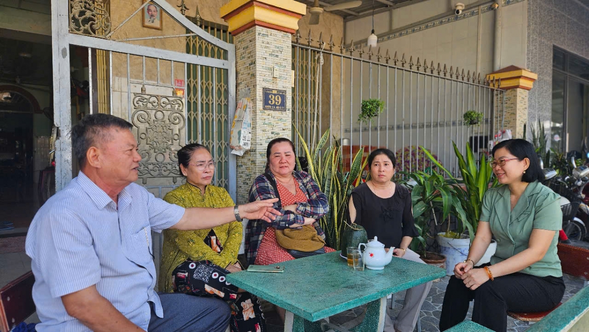 Ông Cao Văn Ngào chia sẻ câu chuyện thường ngày với bà con lối xóm.