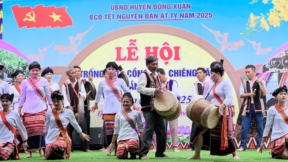 Đoàn nghệ nhân thôn Xí Thoại (xã Xuân Lãnh) trình diễn trống đôi, cồng ba, chiêng năm và nhảy aráp. Ảnh: TL