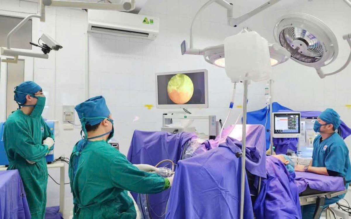 Bác sỹ Bùi Trọng Việt (áo xanh, bên trái)
được tham gia phụ mổ tại Trung tâm y tế huyện Vân Đồn.
Ảnh: Vũ Thị Miền/VOV Đông Bắc