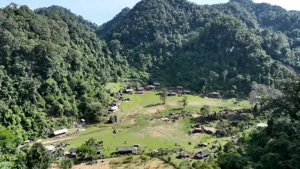 “Làng nguyên thủy” Hang Táu ẩn mình giữa đại ngàn xanh ngát