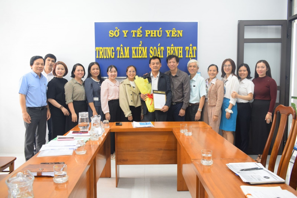 Hội đồng kiểm tra, đánh giá, thẩm định hồ sơ huyện đạt loại trừ sốt rét của CDC Phú Yên trao quyết định công nhận loại trừ sốt rét trên địa bàn huyện Tây Hòa cho lãnh đạo Trung tâm Y tế huyện Tây Hòa