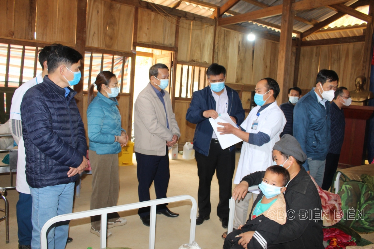 Cán bộ y tế Điện Biên nỗ lực dập dịch Sởi tại huyện Nậm Pồ. Ảnh CDC Điện Biên